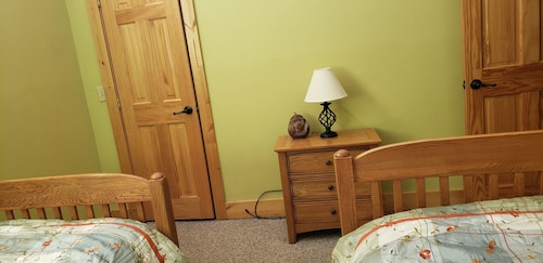 Venga a hospedarse en este muy lindo condominio de 2 dormitorios y 2 baños en el piso superior con techos abovedados.