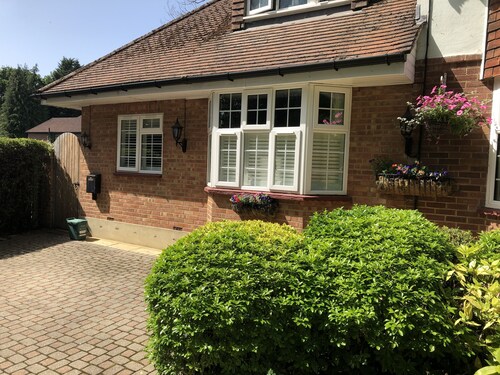 1 bedroom self-contained Annex/apartment near West Byfleet Station