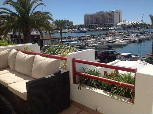 Luxury 3 Bedroomed Apartment- Stunning Views, Direct Marina Access & Shared Pool