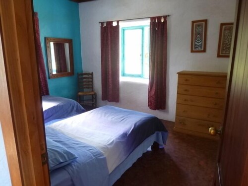 The Straw House, huge pet-friendly family farmhouse