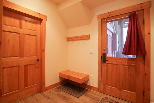 ** Newly Remodeled ** Condo in the Woods, On Resort Shuttle, close to River Run!