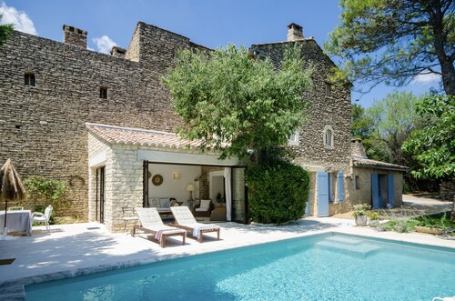 Abgeschiedene Villa aus dem 17. Jahrhundert mit 2/3 Schlafzimmern und privatem Pool.