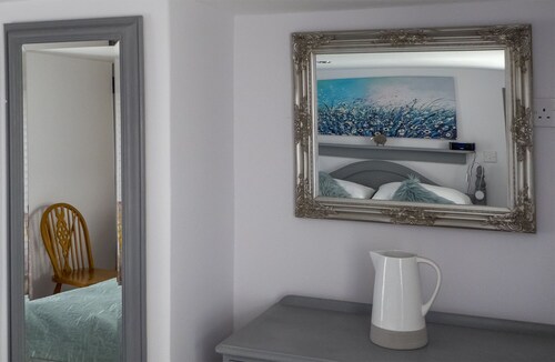 Luxury pet friendly cottage in Beaminster West Dorset sleeps four, stunning view