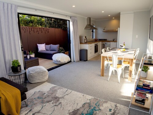 Deluxe, Modern Townhouse In Central Location - 3 Bedrooms All With Ensuite