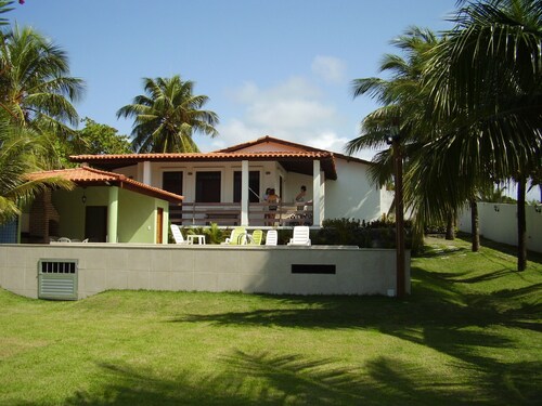 Excellent beach house with pool, kiosk, barbecue and garden