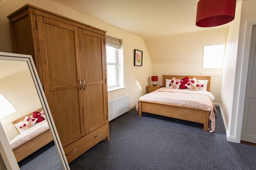 4 bedroom 3 bathroom cosy luxurious property with spectacular ocean views