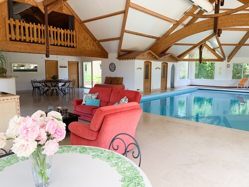 villa avec grande piscine intérieure privée, spa, sauna, hammam privés egalement
