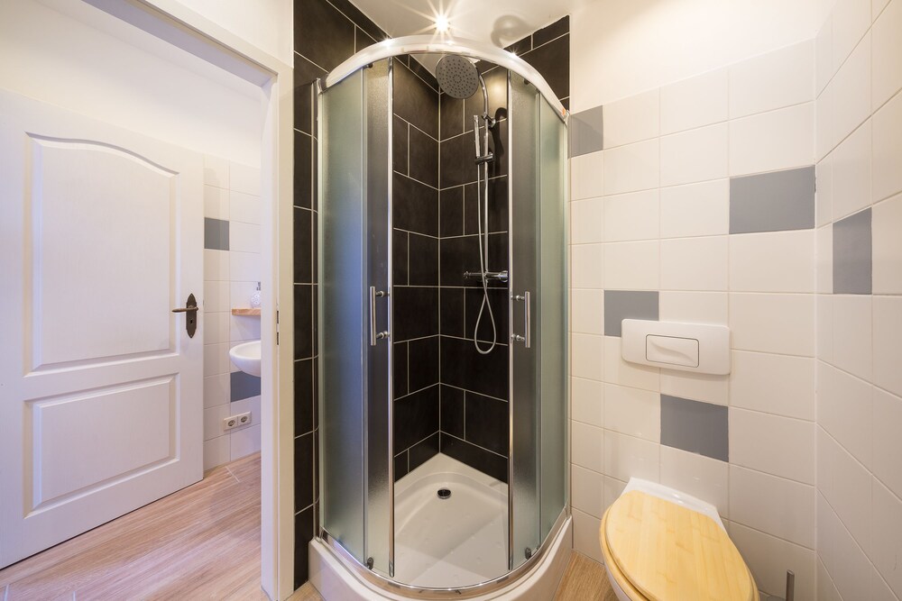 Badezimmer (Apartment, 3 Schlafzimmer, Erdgeschoss)