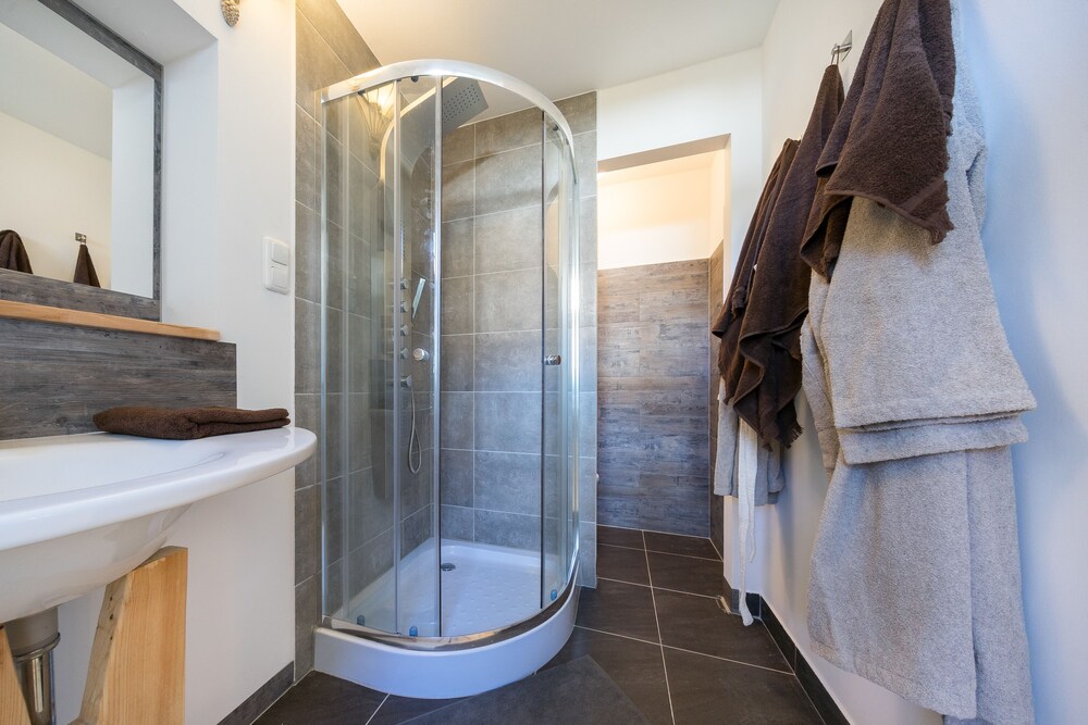Badezimmer (Apartment, 2 Schlafzimmer, Erdgeschoss)