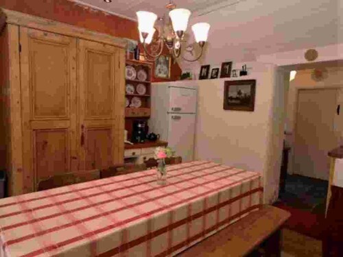 County Kerry Thatched Cottage with Hot Tub, Jacuzzi and Wifi
