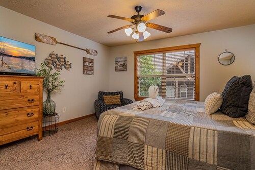Close to Silver Dollar City- The Perfect Retreat! fireplace, pools