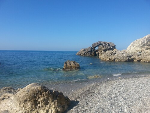 Living in the middle of an olive grove, 3 km to the sea, all-round view, away from tourism