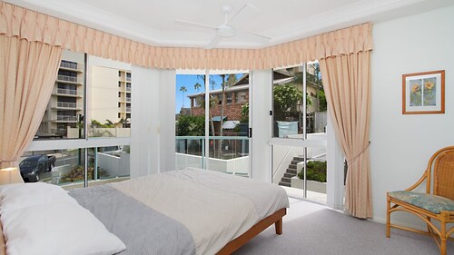 Classique Unit 3 Only one street from the beach in Rainbow Bay Coolangatta