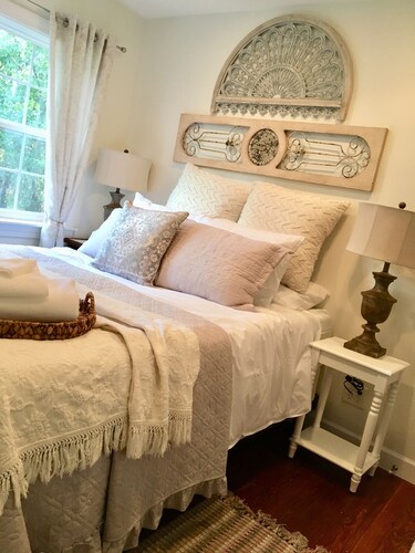 The Little Blue Bungalow located Downtown, 5min walk to restaurants and bars