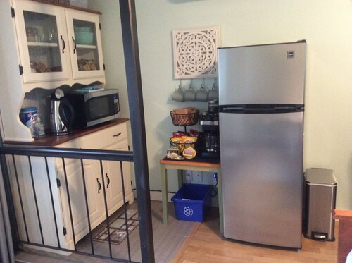 Sunny suite near the ocean! Private entrance, gas fireplace, king size bed.