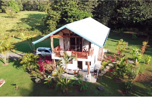 PAVONES Modern BUNGALOW, Close to SURF! (WIFI, AC, HOT WATER)