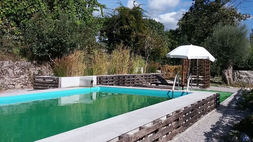 Maison de campagne avec jardin et piscine naturelle.