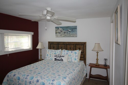 Cozy One Bedroom Cottage on The Indian River Lagoon "Old Florida Charm"