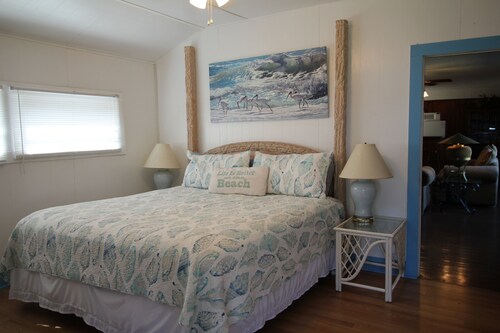 The Lodge, cozy one bedroom King Cottage on the Indian River Lagoon