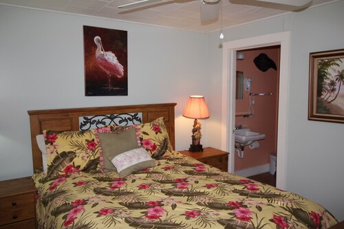 Fishing Cottage on the Indian River Lagoon 2 miles from the Ft Pierce Inlet
