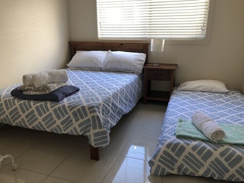 Family & dog-friendly cottage, walk to beach