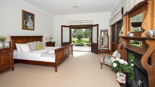 Reign Manor - large group accommodation