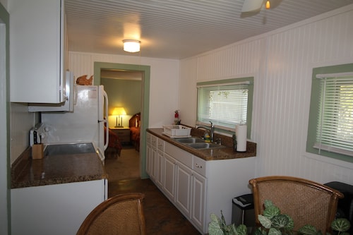 Family fishing cottage on the Indian River Lagoon w/250 ft dock and Ocean 2 mil