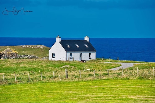 Cosy Hebridean Cottage overlooking the Atlantic on the west coast of North Uist