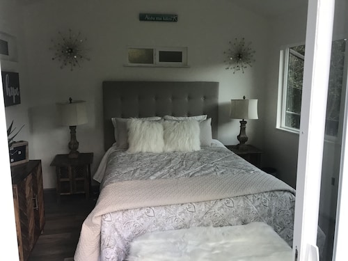 Ocean View Cottage with Separate Suite