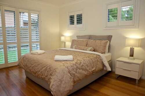 Two bedroom apartment sleeps 5 with 3 beds with a spa