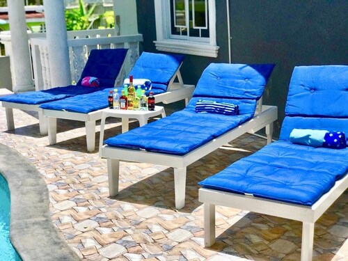 Private Villa! 3BD/3BA! Pool/ Beach Across the st!