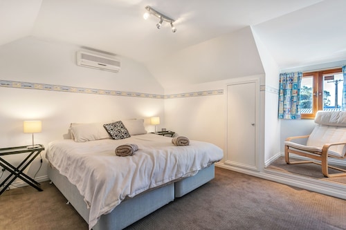 Towels & Linen Included, WIFI & Smart TV's - Centrally Located.