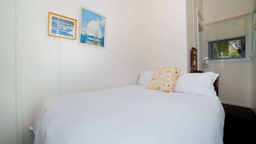 The Hideaway at Swansea - absolute beachfront