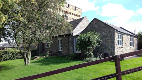 Peaceful Listed Cottage attached to Pele Tower with log stove