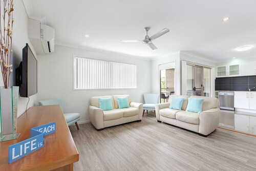 WALK TO BEACH SLEEPS 8 TRENDY 3 BEDROOM 3 BATHROOM HOUSE
