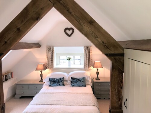 Cornerstone Cottage - a cotswold cottage that sleeps 2 guests in 1 bedroom