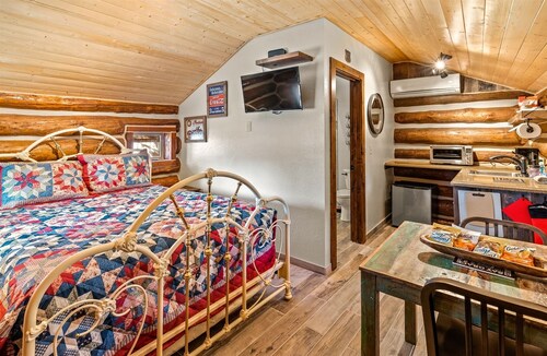 Precious as a Jewel! Endearing, Historic Cabin, Newly Restored, Sleeps 2, Perfect Location!