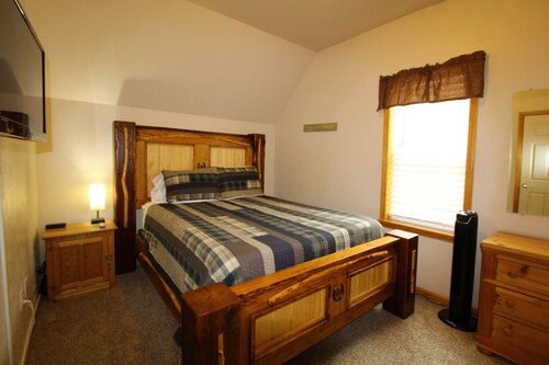 "River Retreat #2" Cozy updated Riverfront cabin! WIFI-Pet Friendly!
