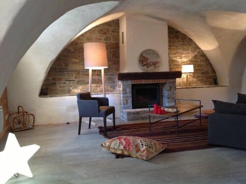 Vars Sainte Catherine: Le charme d'un appartement dans une maison ancienne