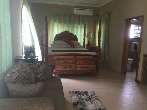 Beachfront 3 bedroom 3 bath sleeps 6 (last minute booking discount available)