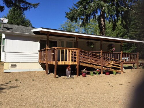 Blue Spruce Meadow: Comfortable, Private, Cozy and just 7 miles from 2 beaches