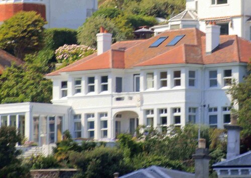 2 Bed Apartment, Sea Views, Few Steps, Parking, close to beach