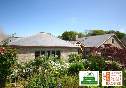 Award winning Cottage by the sea Tennis/SKY TV/Dogs/Jacuzzi 400m to beach