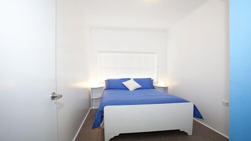 My Blue Heaven - Dog Friendly - Restored 1940's Home Opposite the Beach Pet Friendly