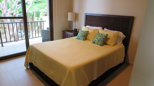 "LIVING WATERS ROATAN" CAMP BAY BEACH LUXURY OCEANFRONT VACATION VILLA