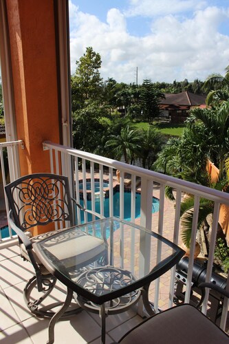 Spacious Beautiful MIAMI Home On Lake With Large Pool and Waterfall Jacuzzi