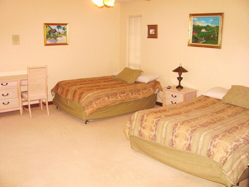 Stunning Mountain Lake, Private Forest, Beautiful 4 BR & 4 BA