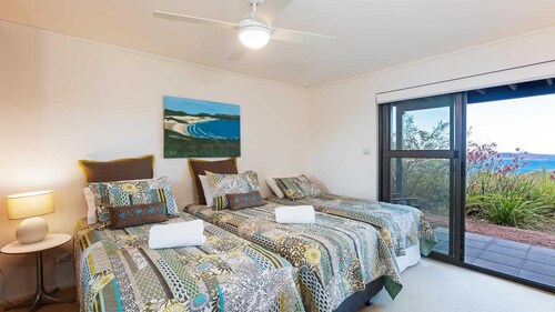 Beach House 7, 26 One Mile Close - air conditioned, wifi, foxtel, linen