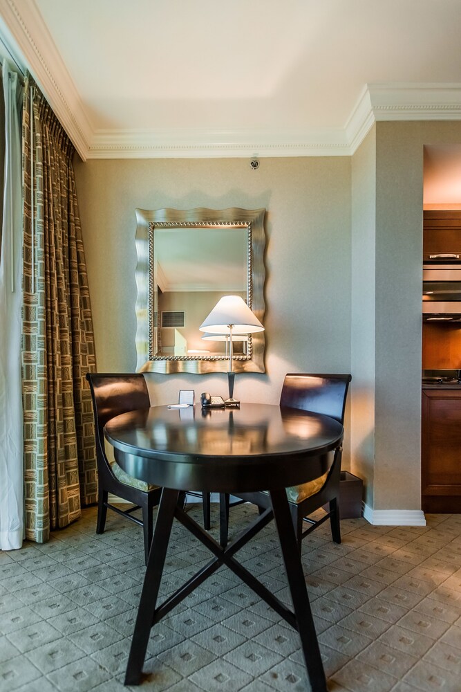 Deluxe Studio Suite, 1 Queen Bed, Non Smoking - Living Area