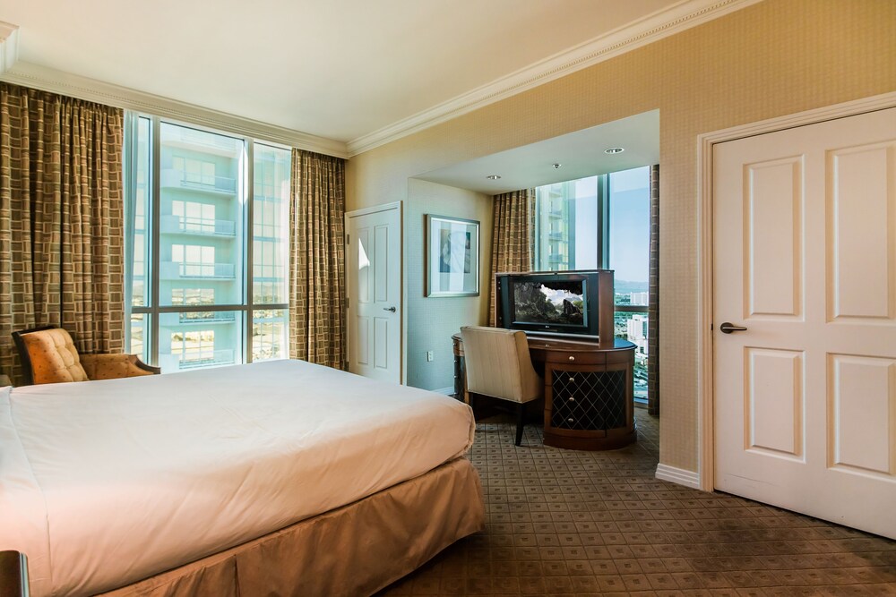 Signature Suite, 1 Bedroom, Kitchenette - Bathroom